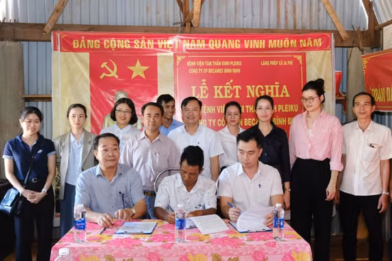 Đại diện Bệnh viện Tâm thần kinh Pleiku, Công ty Cổ phần Becamex Bình Định ký kết biên bản kết nghĩa với làng Prép (xã Ia Phí).