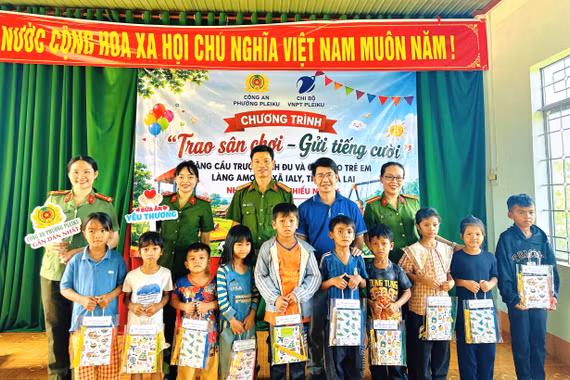 Ban tổ chức trao quà cho học sinh có hoàn cảnh khó khăn đạt thành tích tốt trong học tập tại làng Amơng (xã Ia Ly, tỉnh Gia Lai). 