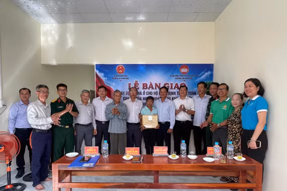 Phường An Nhơn Bắc bàn giao 2 căn nhà cho gia đình chính sách