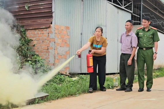 Người dân sống trong hẻm 807 đường Võ Nguyên Giáp, tổ dân phố 1 (phường Chi Lăng, TP. Pleiku) thực hành sử dụng bình chữa cháy. Ảnh: Ngọc Duy