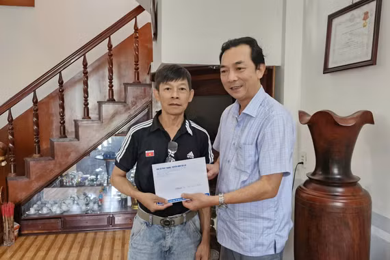 Phó Giám đốc Báo và phát thanh, truyền hình Gia Lai trao 10 triệu đồng cho gia đình anh Lê Hữu Di