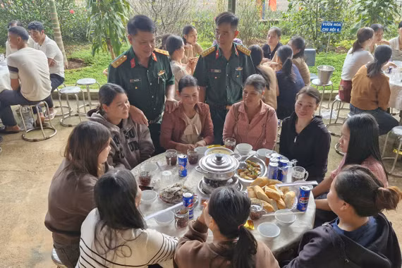 Lãnh đạo, chỉ huy các đơn vị động viên chia sẻ với công nhân thông qua "Bữa cơm Công đoàn".