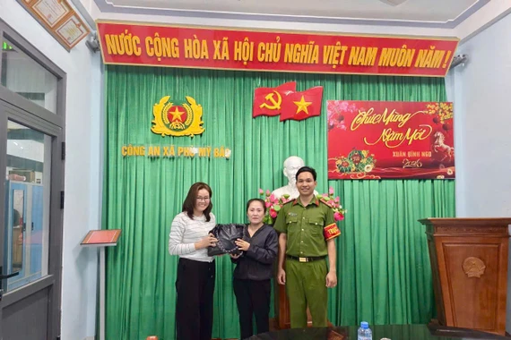 Nhặt tài sản đánh rơi, hai người dân ở xã Phù Mỹ Bắc nhờ Công an trả lại người mất.