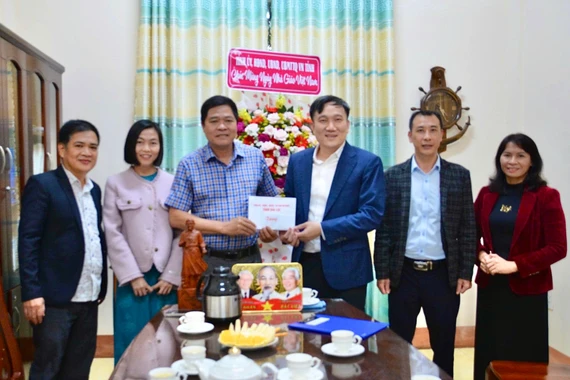 Phó Chủ tịch UBND tỉnh Nguyễn Tuấn Anh thăm, chúc mừng thầy cô Trường THCS Phạm Hồng Thái nhân dịp 20-11