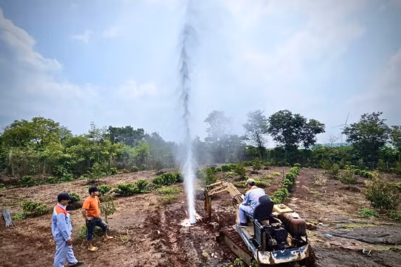 Một người dân tại xã Chư Prông trong quá trình khoan giếng lấy nước tưới cà phê, giếng khoan bất ngờ phun nước và khí rất mạnh cao gần 15 m