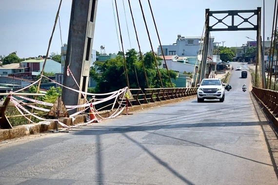 Một đoạn lan can của cầu treo Công Viên (nối phường Diên Hồng với xã Ia Hrung) bị xe ô tô tông hư hỏng nặng, đang được đơn vị chức năng khắc phục sau tai nạn giao thông. 