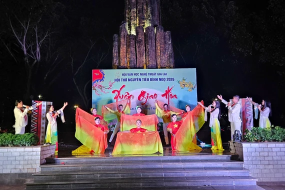 Tiết mục hát múa “Tuổi xuân dâng Đảng” được dàn dựng công phu tại đêm thơ Nguyên tiêu với chủ đề “Xuân giao hòa”. Ảnh: Ngọc Duy