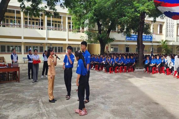 Tuyên truyền pháp luật cho học sinh.