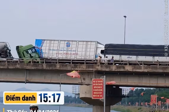 Tai nạn liên hoàn giữa nhiều ô tô tải, xe đầu kéo trên cầu Bồng Sơn.