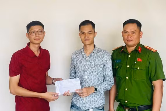 Phát hiện số tiền lớn trong trụ ATM, chàng trai ở Gia Lai mang đi trình báo Công an nhờ trả người mất.