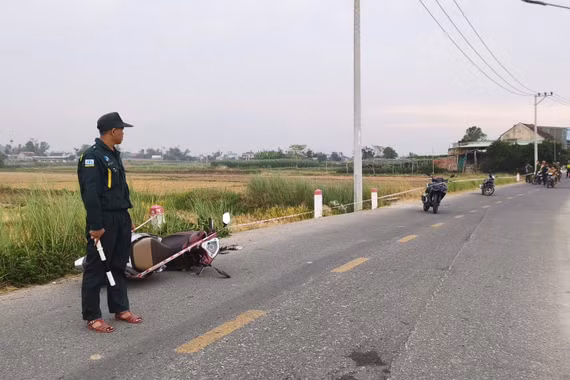 Xe máy đâm vào cọc tiêu đường liên xã qua Tuy Phước Bắc khiến 1 người tử vong.