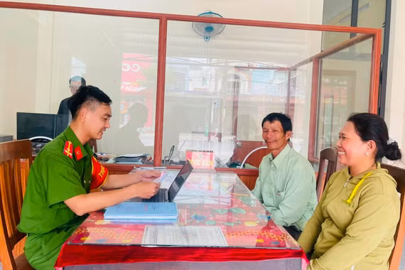 Công an phường Tam Quan giúp người dân nhận lại 150 triệu đồng chuyển nhầm.