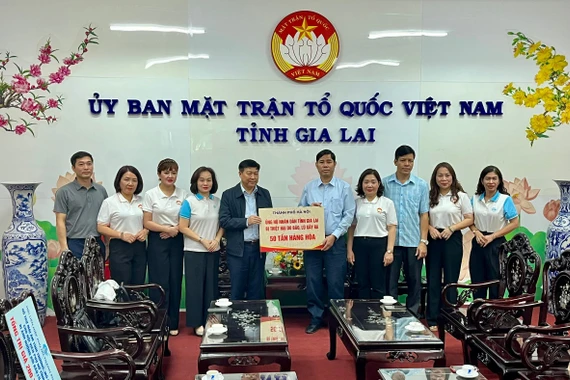 Ủy ban MTTQ Việt Nam TP Hà Nội trao 50 tấn hàng hóa hỗ trợ Gia Lai khắc phục hậu quả lũ lụt. 