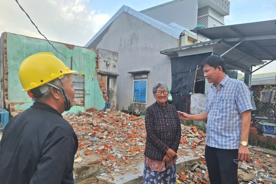 Căn nhà của bà Đào bị đổ sập hoàn toàn trước cơn lũ dữ. 