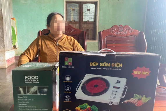 Bà Nguyễn Thị N. (xóm Long Mây, thôn 3, xã Tây Sơn) là 1 trong 5 người bị sập bẫy kẻ gian khi mua bếp điện với giá “trên trời”. Ảnh: N.C