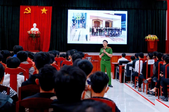 Cùng sinh viên vượt cạm bẫy trên mạng