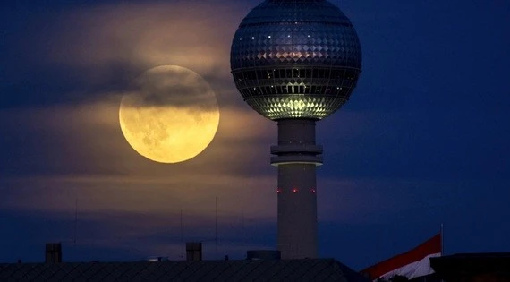 Hôm nay Việt Nam đón siêu trăng đẹp nhất năm giữa mưa sao băng