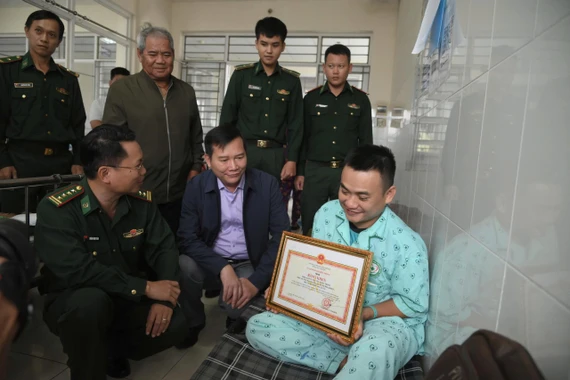 Thiếu tá Thinh nhận bằng khen của Tư lệnh BĐBP vì có thành tích xuất sắc trong đợt mưa lũ vừa qua, góp phần bảo vệ tính mạng, tài sản nhân dân.