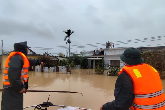 Ban Chỉ huy Phòng thủ khu vực 1-Hoài Nhơn Nam tiếp tế lương thực cho người dân vùng cô lập.