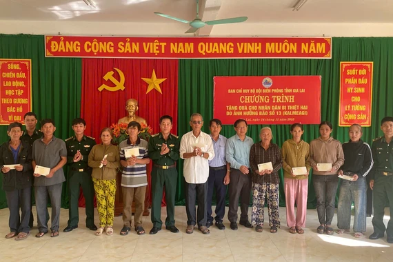 Bộ đội Biên phòng tỉnh trao hỗ trợ cho các gia đình thiệt hại do bão số 13 tại xã Đề Gi và An Lương.