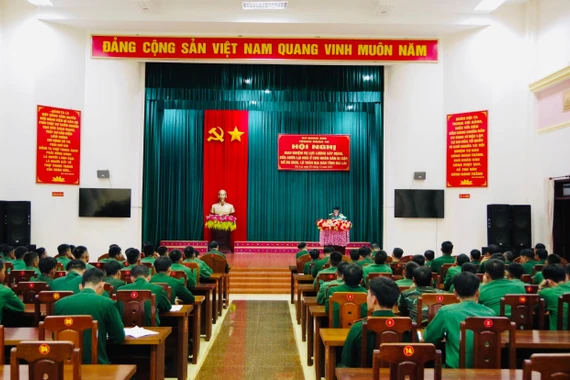 80 cán bộ, chiến sĩ Trung đoàn 48 lên đường giúp dân dựng lại nhà ở sau mưa bão