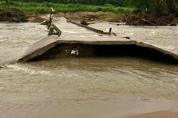 Tuyến đường tạm vừa được chính quyền xã Sró khắc phục tạm lại bị nước lũ cuốn trôi.