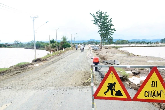 Vị trí sạt lở trên đường Trường Sơn Đông tại khu vực cầu Quý Đức-đoạn nối phường Ayun Pa và Ia Pa đã thông xe trở lại.