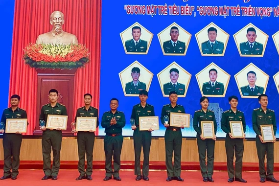 BĐBP tỉnh tuyên dương những gương mặt trẻ tiêu biểu.