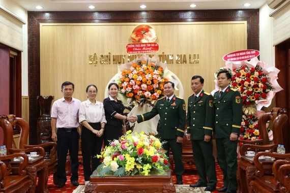 Phó Chủ tịch HĐND tỉnh Huỳnh Thúy Vân tặng hoa chúc mừng cán bộ, chiến sĩ Bộ CHQS tỉnh. 