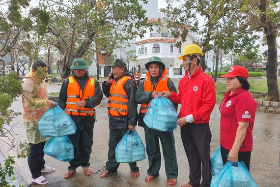 Bếp cơm dã chiến lan tỏa tình yêu thương đến với bà con vùng lũ Gia Lai