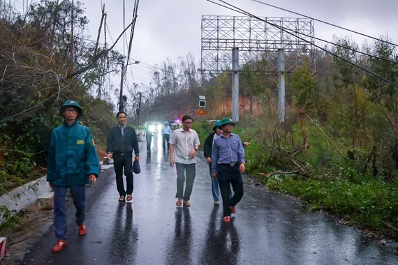 Phó Chủ tịch UBND tỉnh Gia Lai Nguyễn Tự Công Hoàng đi kiểm tra tình hình sạt lở tại phường Quy Nhơn Nam