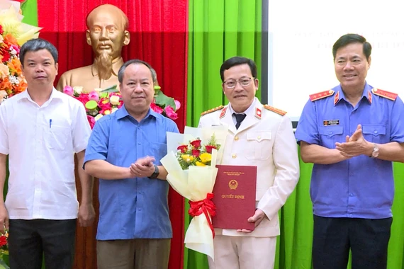 Ông Nguyễn Quốc Doanh nhận Quyết định bổ nhiệm và hoa chúc mừng của lãnh đạo Viện Kiểm sát nhân dân tối cao và lãnh đạo tỉnh Gia Lai.