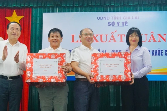 Lãnh đạo tỉnh tặng quà động viên đại diện đoàn y tế.