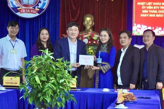 Phó Chủ tịch UBND tỉnh Nguyễn Tuấn Anh thăm, tặng quà tập thể Trường Tiểu học Ia Nhin