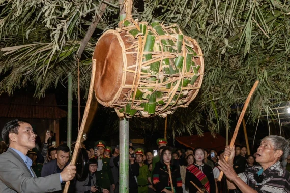 Đêm đập trống dưới ánh trăng rừng