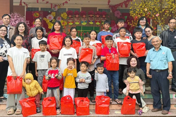 Mang Tết ấm đến với trẻ em yếu thế