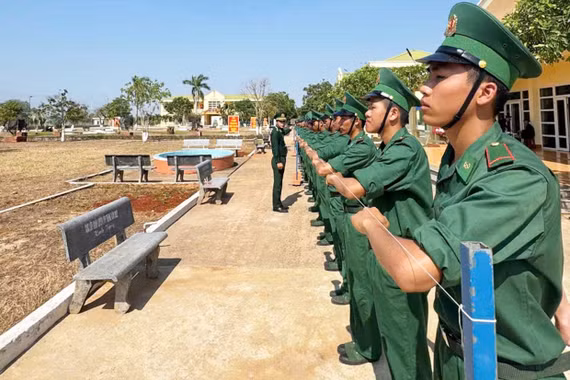 Giữ quân số khỏe giữa nắng nóng thao trường