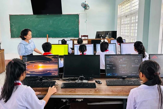 Chăm lo điều kiện học tập cho học sinh vùng dân tộc thiểu số