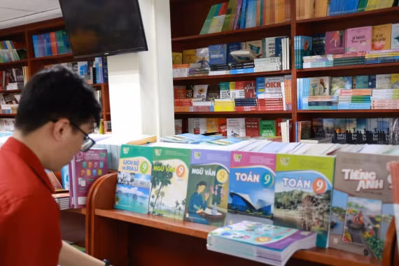 Giá sách giáo khoa năm học 2026-2027 giảm bình quân 13,3% so với năm học trước