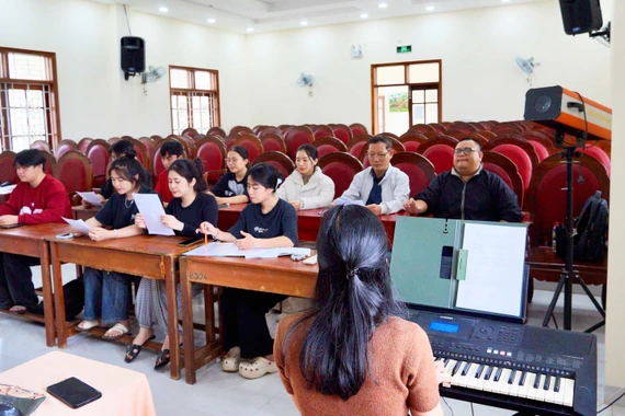 Một người thầy trở lại giảng đường để… học