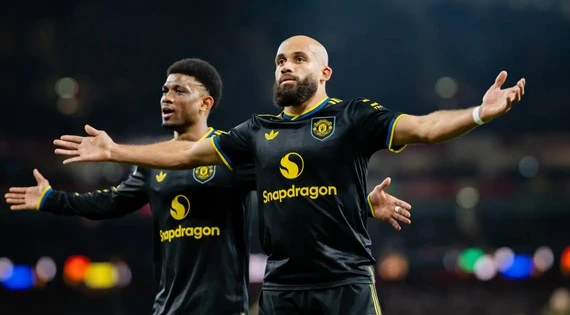 Arsenal thua sốc Man United sân nhà, Ngoại hạng Anh sôi sục