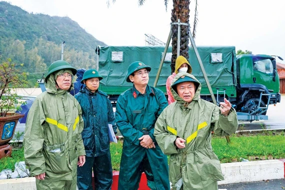 Hết lòng vì dân