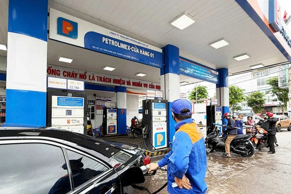 Giá xăng RON95-III vượt mốc 27.000 đồng/lít từ 15 giờ ngày 7-3