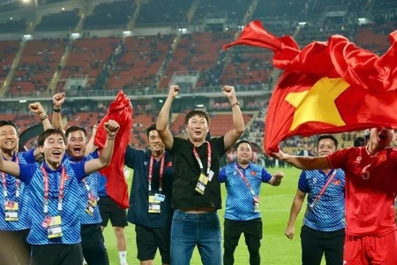 Báo Hàn Quốc: HLV Kim Sang-sik đang ở đỉnh cao quyền lực