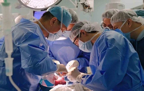 Ghép gan thành công cho bé gái cân nặng 5,3 kg