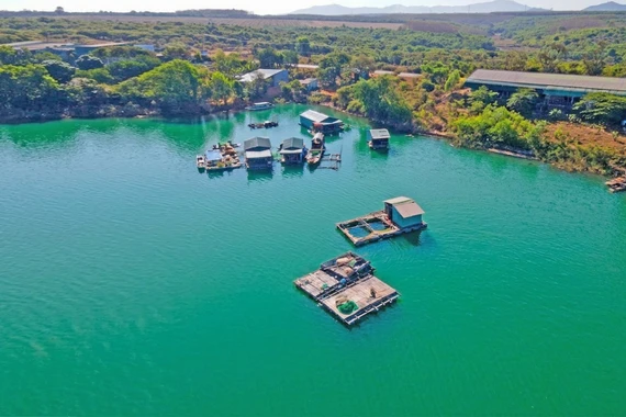 Bấp bênh xóm chài vùng biên