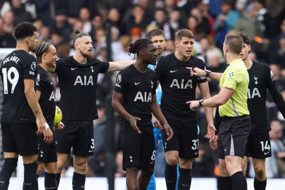 Ngoại hạng Anh chứng kiến đội đầu tiên xuống hạng, nạn nhân kế tiếp là Tottenham?