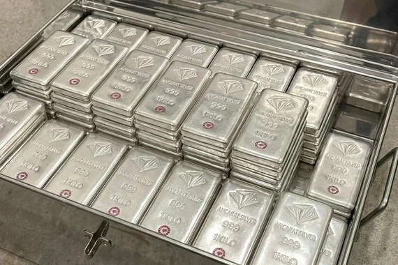 Mỗi kg bạc đắt thêm gần 10 triệu chỉ trong 3 ngày