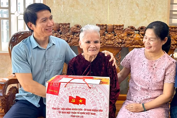 Phó Bí thư Tỉnh ủy Nguyễn Ngọc Lương thăm, tặng quà Mẹ Việt Nam Anh hùng và gia đình chính sách tại phường Pleiku.