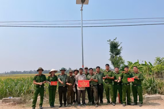 Tặng 35 trụ đèn năng lượng mặt trời cho người dân xã Ia Pa